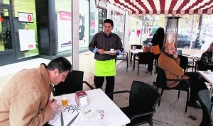 Un grupo de clientes disfrutaba del aperitivo el pasado viernes en la terraza de la cafetería Enigma de la capital vallisoletana. ::
G. VILLAMIL/