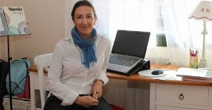 María José Herrero Manjarrés, desde el puesto de trabajo instalado en la habitación de uno de sus dos hijos. :: H. SASTRE/