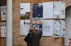 Una pareja estudia los proyectos expuestos. ::
P. G./