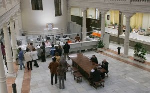 Un grupo de ciudadanos en el interior de la Agencia Tributaria en Valladolid. ::
HENAR SASTRE/