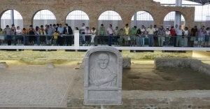 Un grupo de visitantes recorre la villa romana de La Olmeda, en Pedrosa de la Vega. ::
MERCHE DE LA FUENTE/