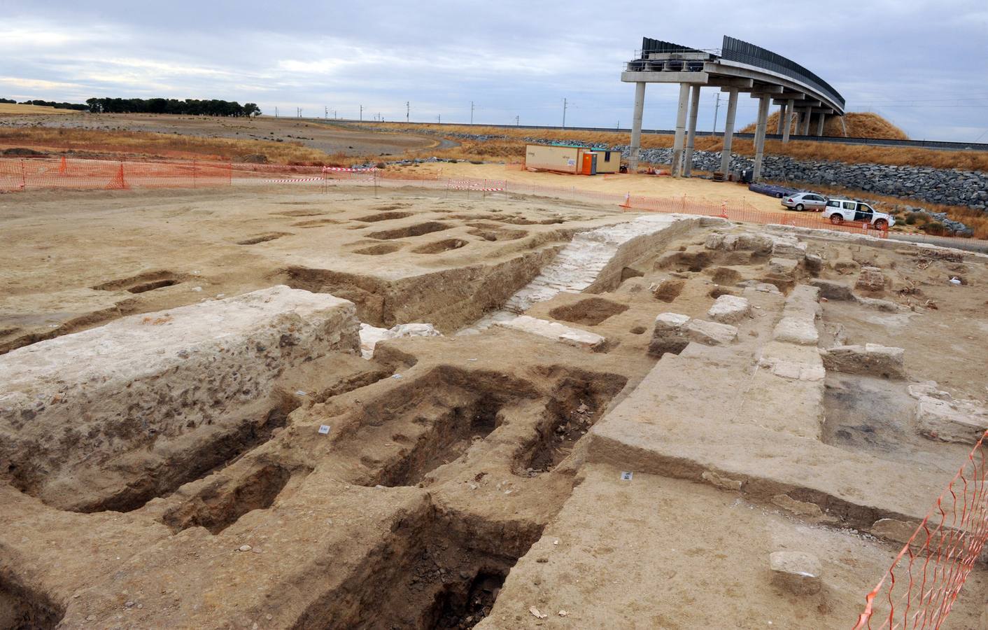 Hallan una necrópolis en Medina del Campo con más de cien tumbas