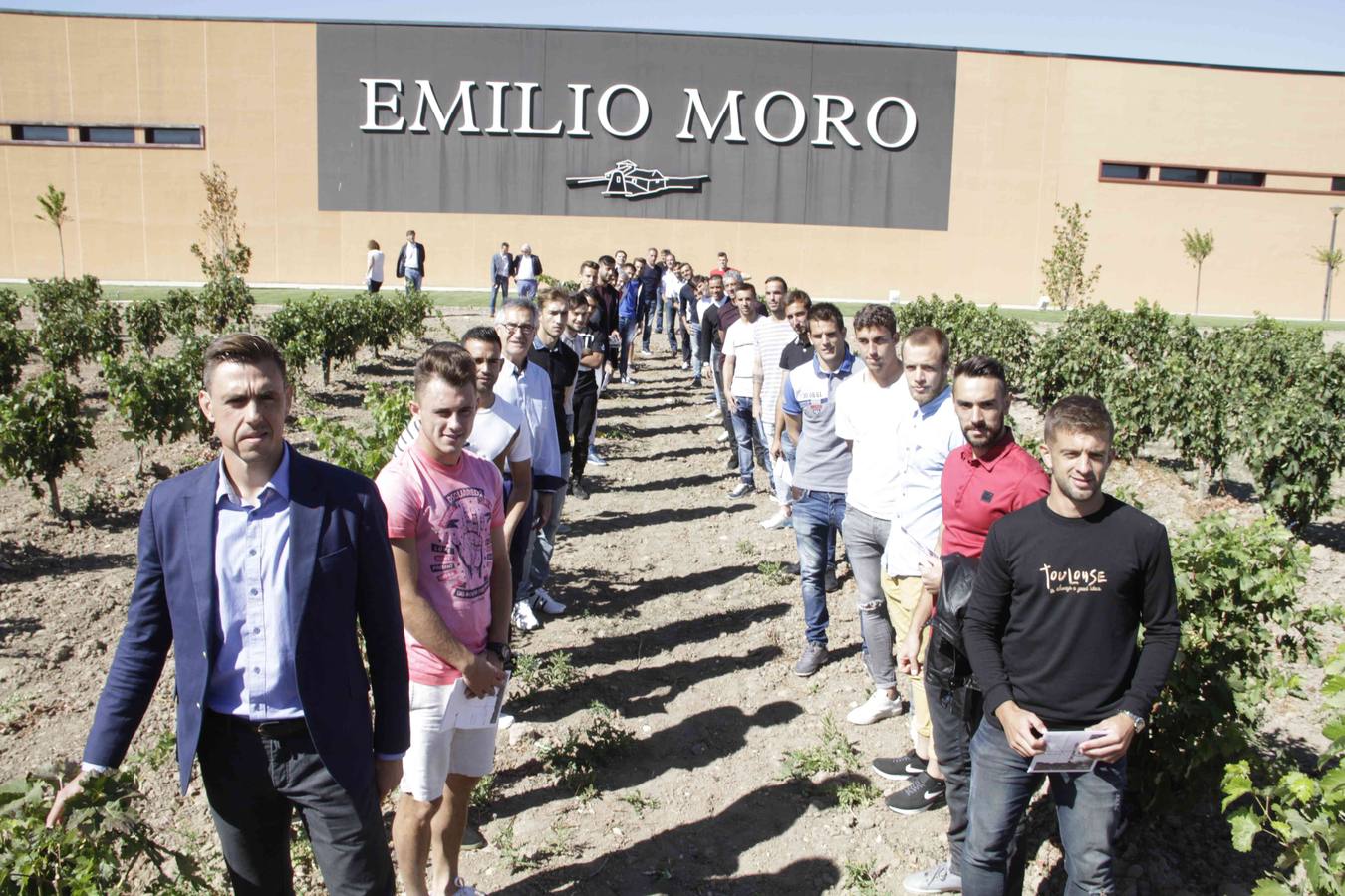 Los jugadores del Real Valladolid apadrinan una cepa solidaria en los viñedos de Emilio Moro