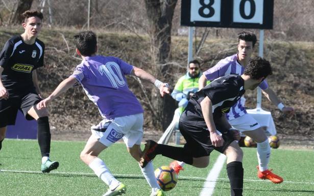 Recital del juvenil de División de Honor ante el Fútbol Peña leonés