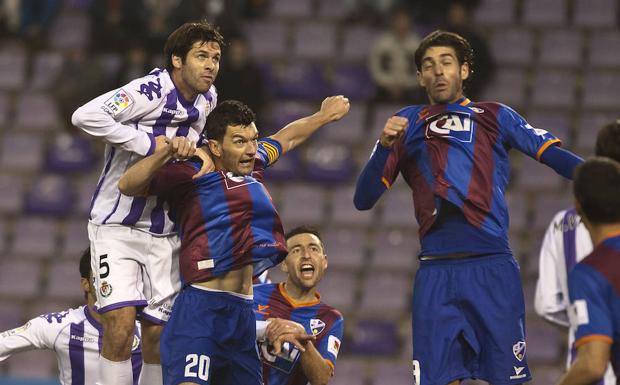 César Arzo, ex del Real Valladolid, veterano con galones en el Nàstic