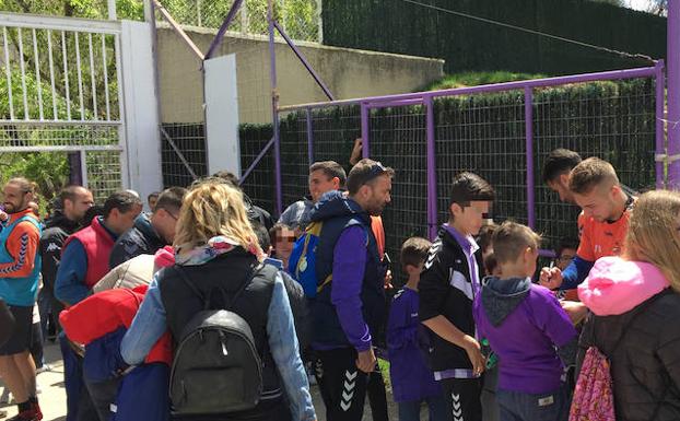 El Real Valladolid empieza a preparar el partido de Numancia ante decenas de niños