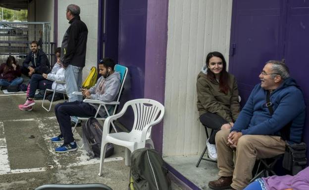 Pernocta a las puertas de Zorrilla para conseguir entradas en El Molinón