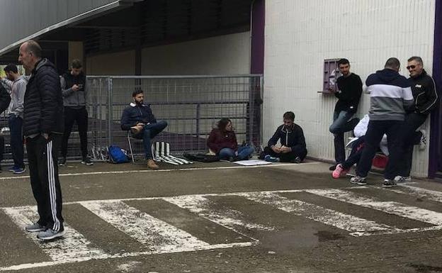 Esperas desde la madrugada en Valladolid para conseguir entradas para la vuelta del 'play-off' en Gijón