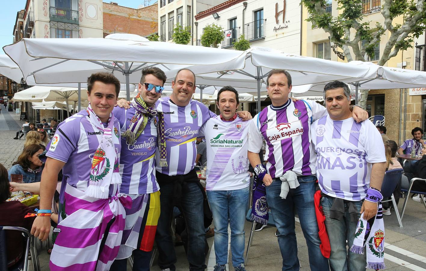 Los aficionados blanquivioletas se pasean por Soria