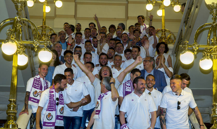 El Ayuntamiento y la Diputación recibe a los jugadores del Real Valladolid