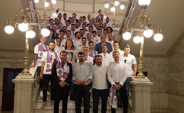 El Real Valladolid recibe el homenaje de las instituciones