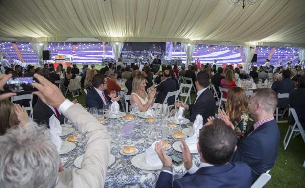 El Pucela celebra sus 90 años con una multitudinaria cena sobre el césped de Zorrilla