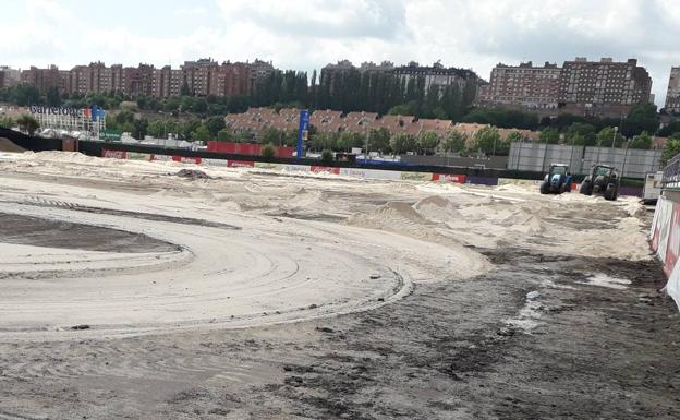 El Real Valladolid, entrenando en un taller mecánico