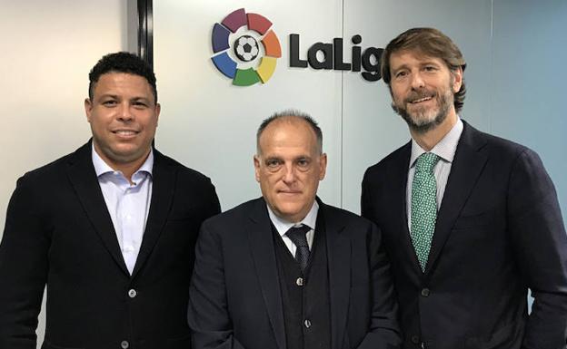 Ronaldo y Suárez presentan a Tebas el proyecto del Real Valladolid