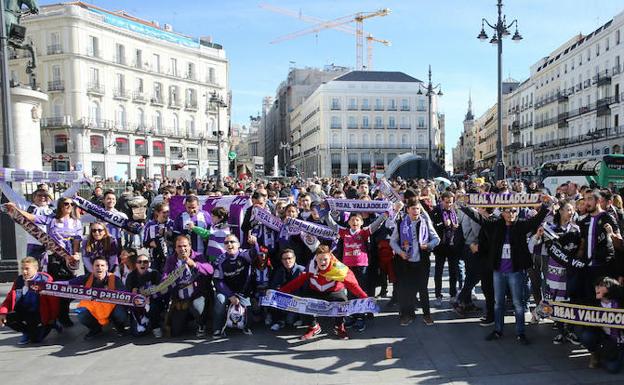 El blanquivioleta tiñe la Puerta del Sol al grito de ¡Puceeeeeela!