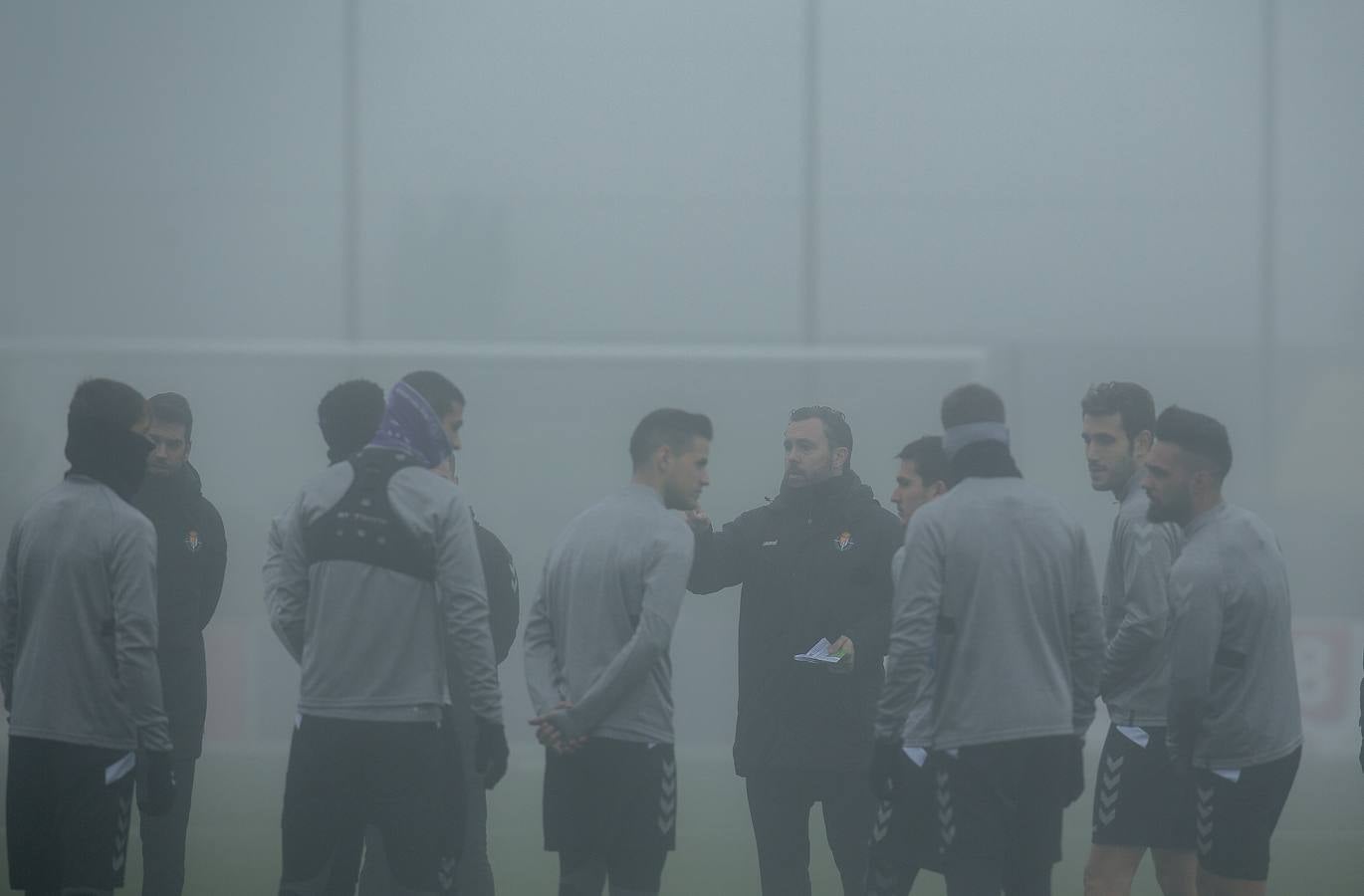 Los jugadores del Real Valladolid entrenan bajo la niebla