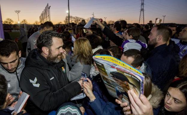 Más de 2.000 aficionados abarrotan los Anexos en la vuelta al trabajo del Pucela