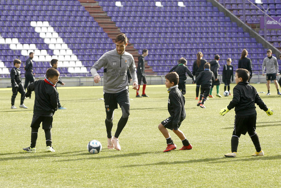 Entrenamiento del Real Valladolid con los niños del Campus de Navidad