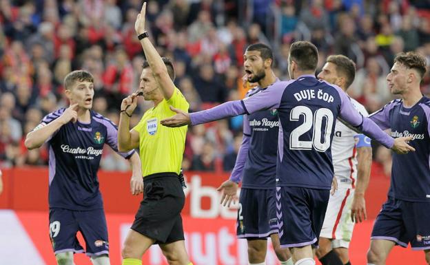 Las siete decisiones arbitrales que indignan a la afición del Real Valladolid