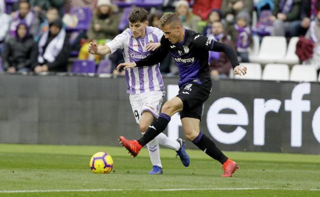 El Real Valladolid recupera a Toni Villa, el hombre de la bota a un balón pegada