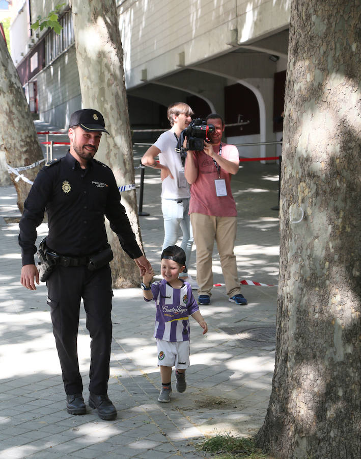 La afición blanquivioleta recibe al Pucela a su llegada a Vallecas