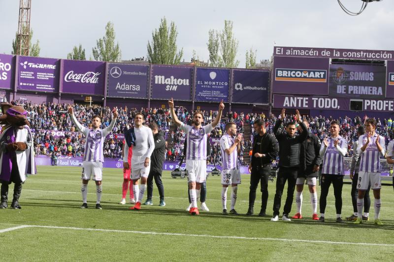 Jugadores y aficionados celebran la permanencia del Real Valladolid