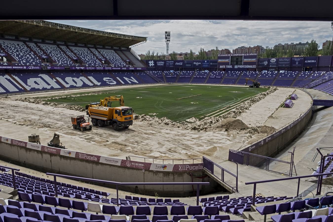 Máquinas y operarios trabajan en la retira del césped de Zorrilla