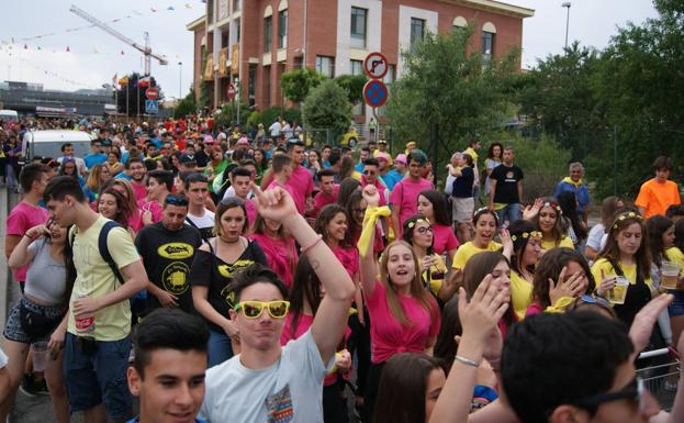 Calor y gentío en el inicio de las fiestas de La Flecha