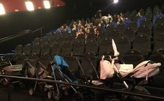 Madres, padres e hijos en el estreno de la Sesión Teta