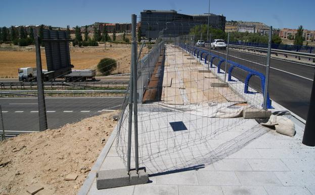 La pasarela peatonal sobre la A-62 no abrirá hasta después de verano