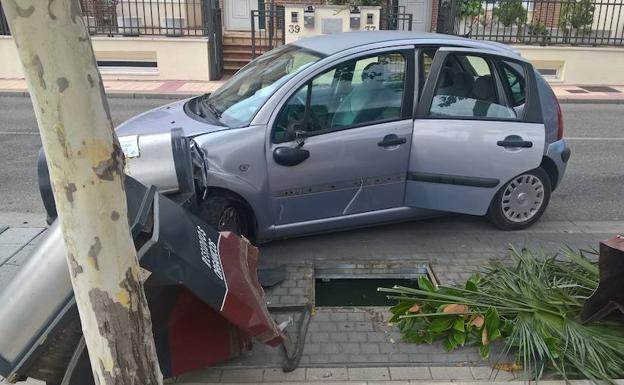 Positivo por alcoholemia en Arroyo tras chocar con un coche y unos contenedores soterrados