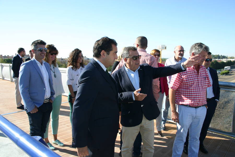 Inaugurada la pasarela peatonal sobre la A-62 en Arroyo