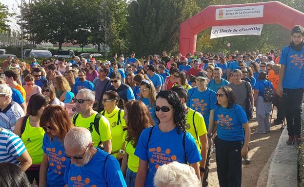 Diversión en familia en la ribera de Arroyo
