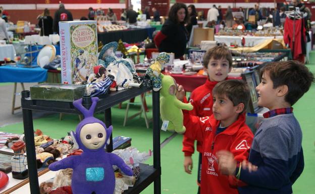 Ambiente prenavideño en El Mercado de Arroyo