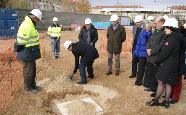 El alcalde de Arroyo pone la primera piedra de la Casa de la Música y el Teatro