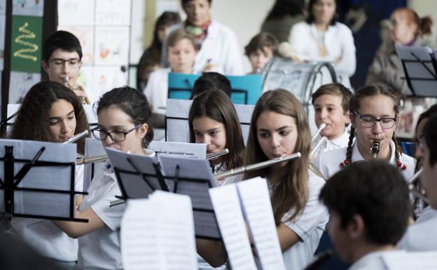 Jóvenes de Arroyo llevan su Navidad musical al hospital Río Hortega