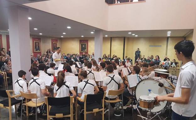 La Banda Juvenil de Arroyo encandila a más de un centenar de abogados en el Concierto de Navidad del ICAVA