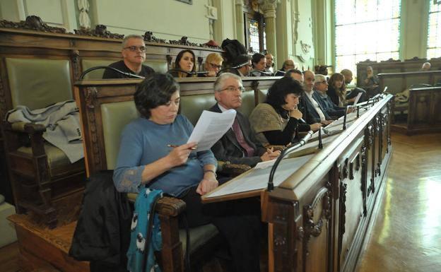 La capital propone a los pueblos del alfoz frenar el suelo para más pisos y centros comerciales