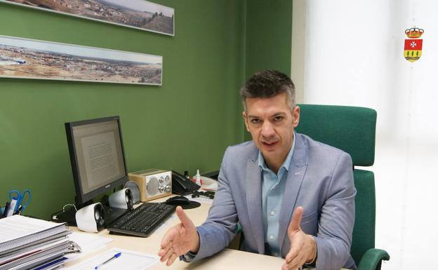 «Arroyo ya no es un pueblo. Debe estar gestionado por un político»