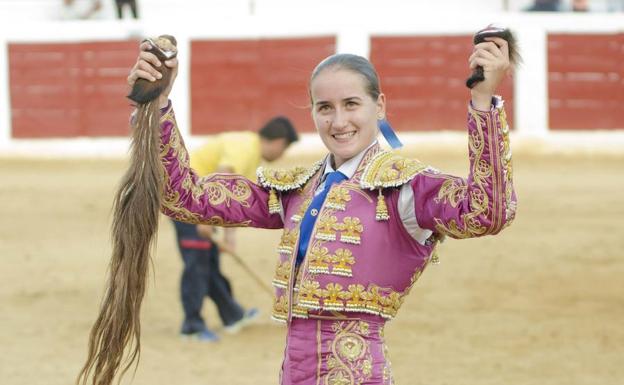 «Me siento honrada de estar acompañada de tantas figuras del toreo en Arroyo»