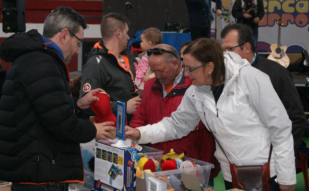 El público desborda el Mercado de Arroyo en un domingo frío de cierre de negocios