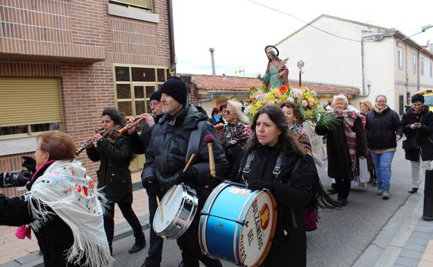 Las Águedas de Arroyo celebran la festividad con misa, procesión y una comida de hermandad