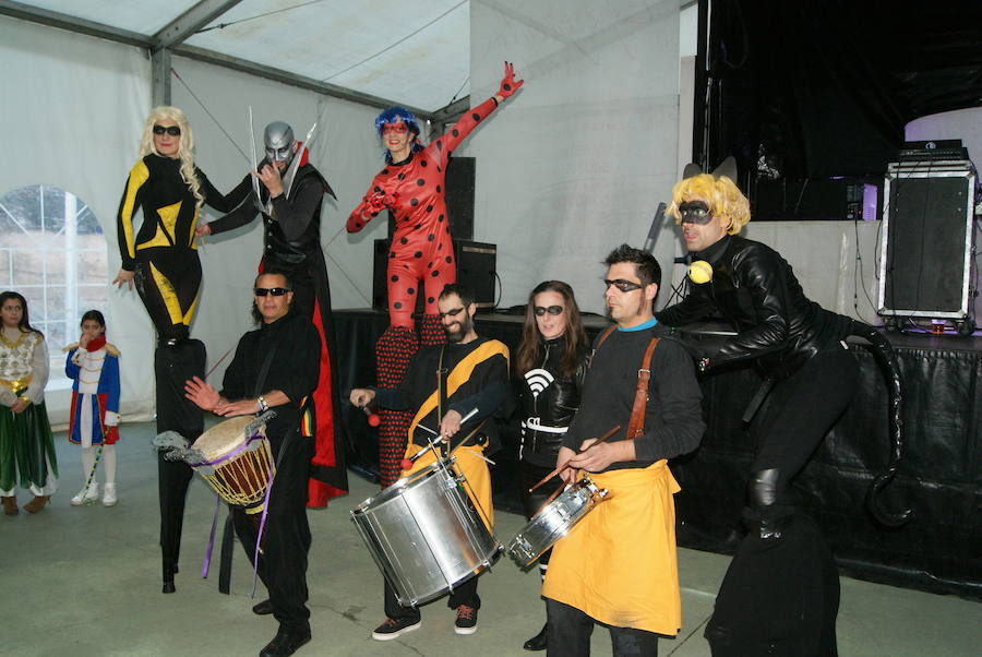 Desfile de disfraces en Arroyo Núcleo Lunes de Carnaval