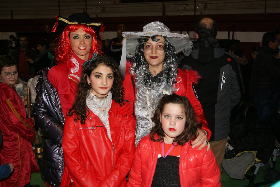 Fiesta de disfraces en La Flecha Martes de Carnaval