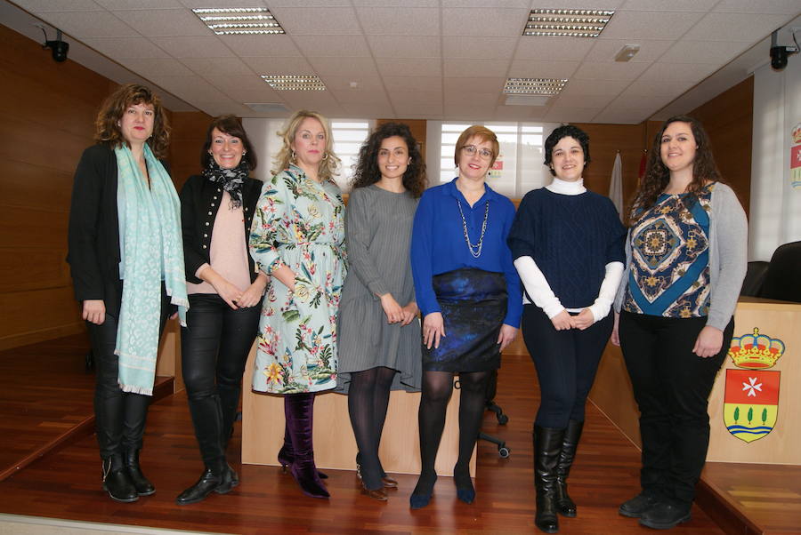 Concentración en el ayuntamiento de Arroyo con motivo del Día de la Mujer