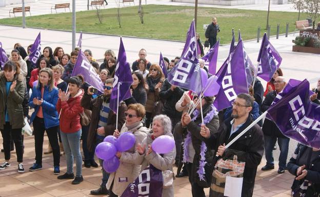 Un centenar de personas se concentran en La Flecha con motivo del Día de la Mujer