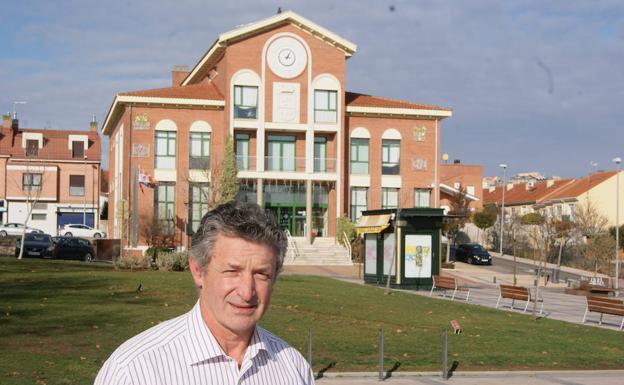 Sarbelio Fernández pide «tranquilidad» tras su destitución como concejal de Arroyo