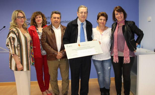 La acción solidaria del Día de la Mujer en Arroyo aporta más de 4.000 euros a la AAEE