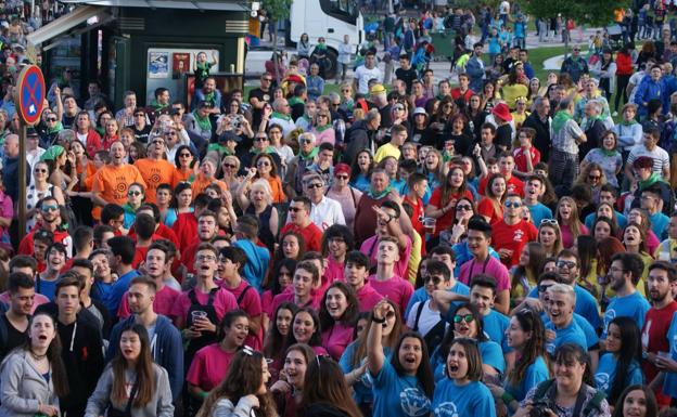 Las peñas llenan de color La Flecha en un multitudinario inicio de fiestas