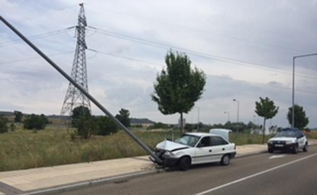 Derriba una señal de tráfico y una farola en Arroyo